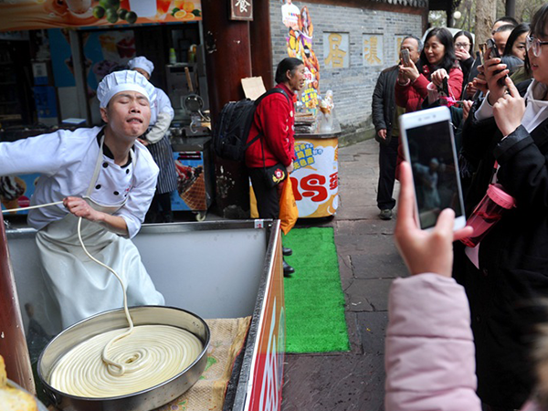 視頻制作讓拉面館爆紅20天，游客“五碗不過崗”