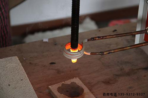高頻淬火機(jī)廠家對(duì)汽車(chē)鋼板彈簧的熱處理 