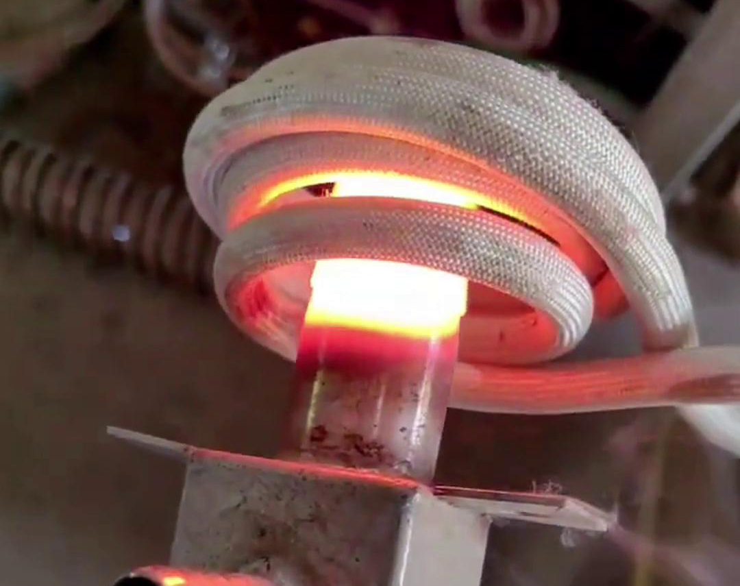 手持式高頻機加熱不銹鋼管是一種高效、精確的加熱方法，適用于對不銹鋼管進(jìn)行局部加熱的場合