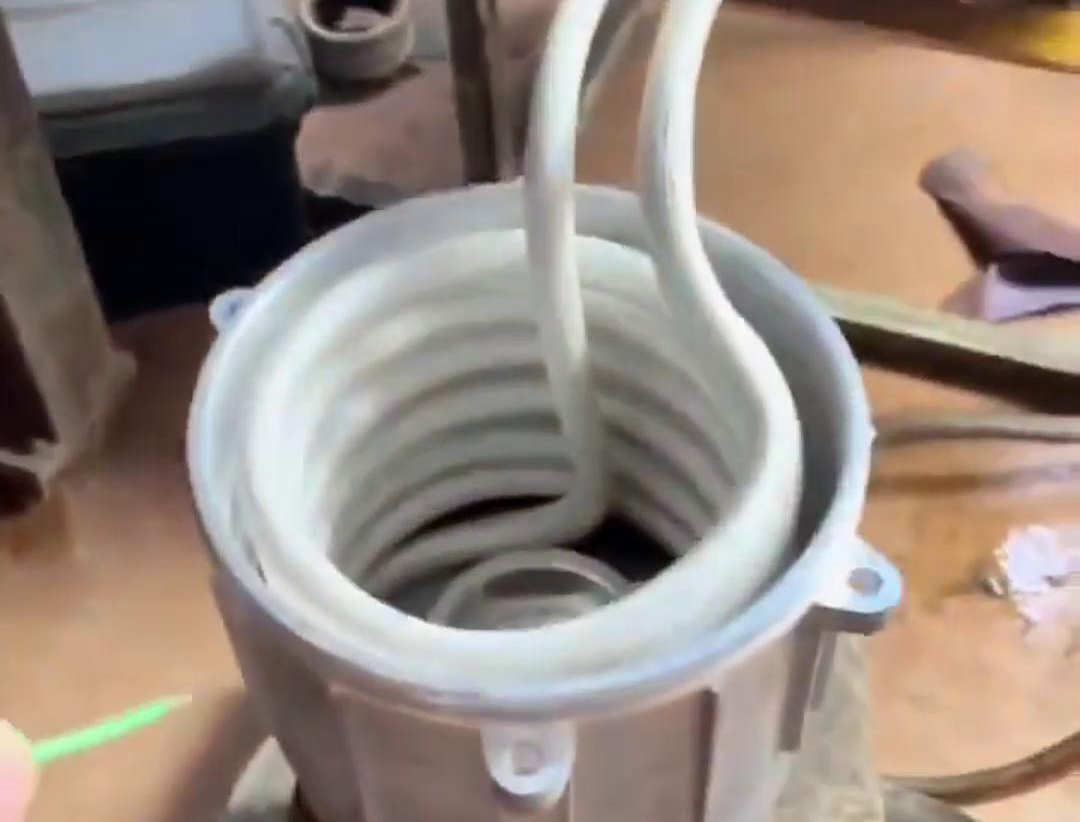在電機(jī)裝配中，使用高中頻感應(yīng)加熱設(shè)備進(jìn)行軸套或軸承的熱裝確實(shí)是一種常見的裝配方法