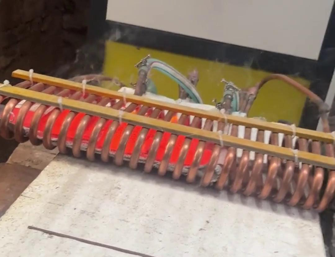 使用高頻機(jī)進(jìn)行鉆桿焊縫退火可以提高工作效率，同時(shí)保證退火效果的均勻性和穩(wěn)定性