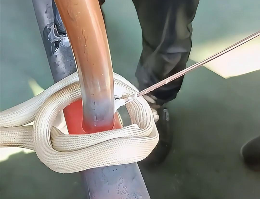 使用高頻焊機(jī)進(jìn)行銅管焊接，可以大大提高工作效率