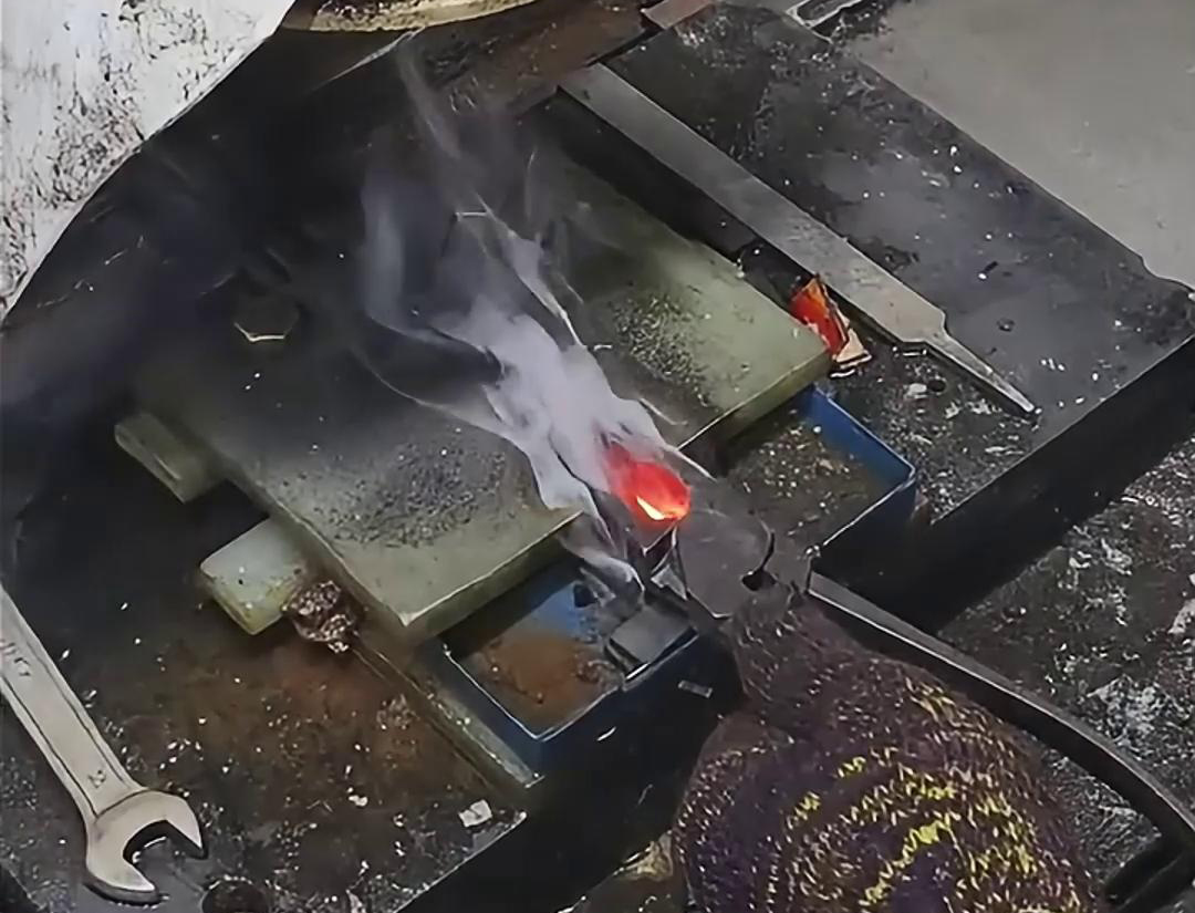 老虎鉗口淬火就是使用高頻淬火機(jī)快速加熱，并在短時(shí)間內(nèi)將其冷卻