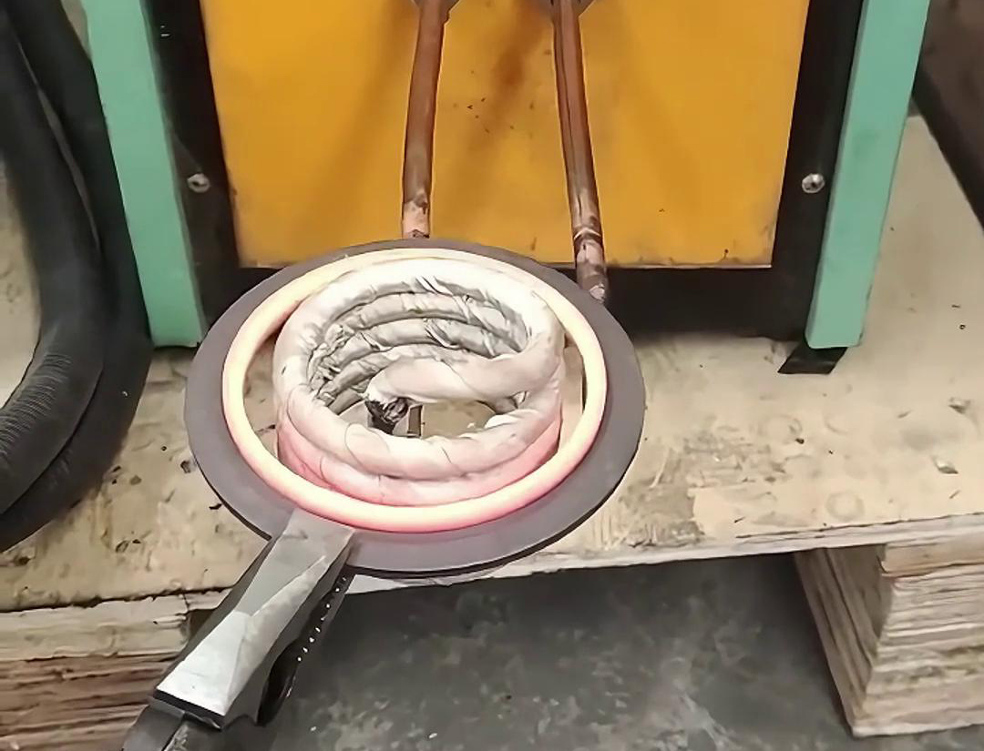 內(nèi)孔加熱，就用高頻加熱機，因為它只要220V電壓
