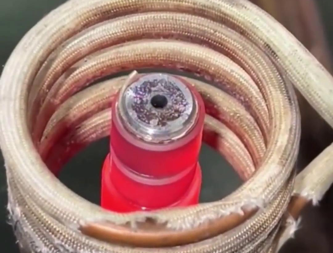 高頻釬焊機(jī)適用于不銹鋼焊接工藝，如管道、容器、結(jié)構(gòu)件等