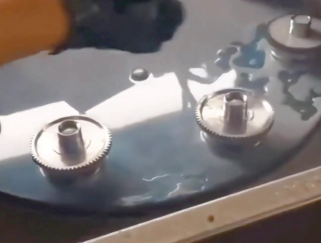 多工位齒輪淬火機床可以同時對多個齒輪進行淬火處理，提高生產(chǎn)效率
