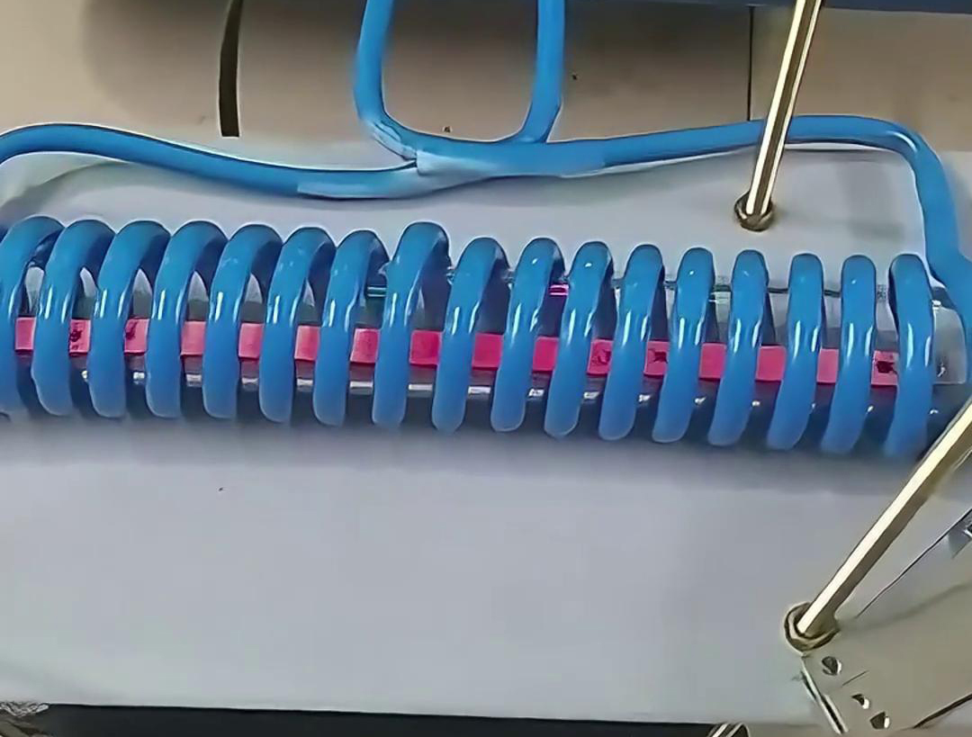 客戶定制的高頻退火機，專門用于雙孔墊片在線退火，