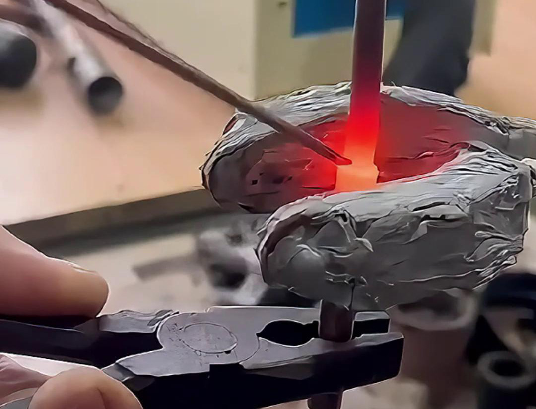 25KW手持式高頻機(jī)在焊接銅管方面展現(xiàn)出高效、精準(zhǔn)和靈活的特點(diǎn)