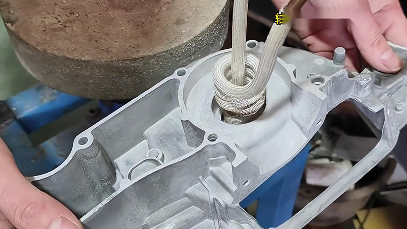 鋁殼使用高頻加熱機(jī)加熱內(nèi)孔，然后軸承熱裝配