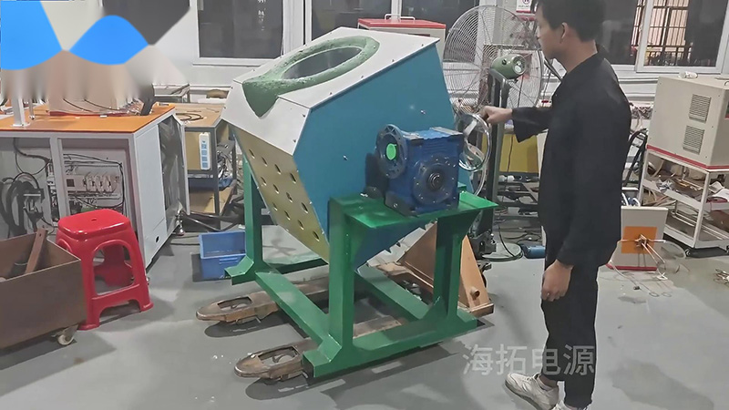 客戶定制的300公斤中頻熔煉爐，手搖傾倒式熔銅爐