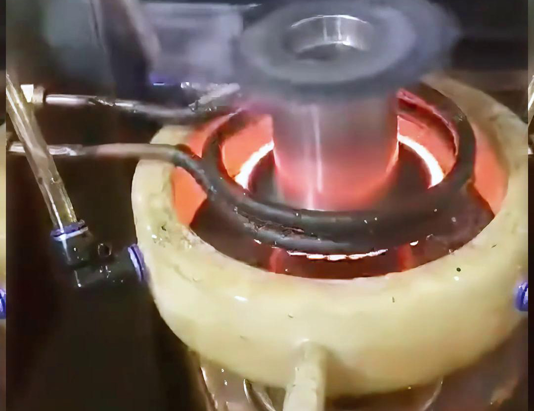 齒輪淬火熱處理可以利用高頻加熱技術(shù)和淬火機(jī)床來實現(xiàn)
