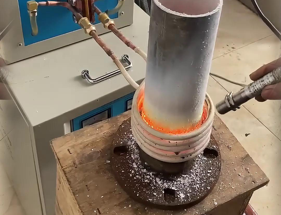 這是高頻加熱機(jī)對鋼管加熱，可以根據(jù)需求配備溫控監(jiān)測