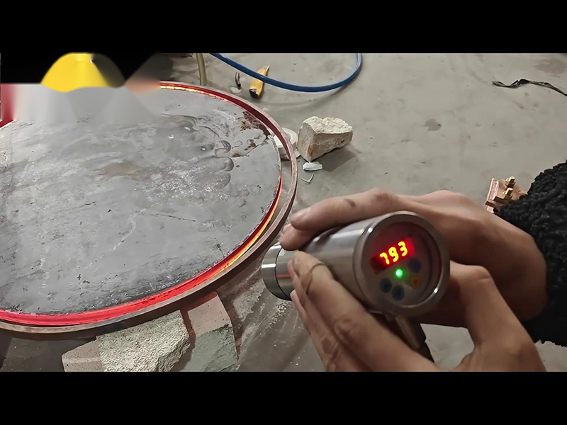 160KW超音頻感應(yīng)加熱設(shè)備完全有能力將直徑700mm、厚度20mm的圓形鋼餅加熱到900度