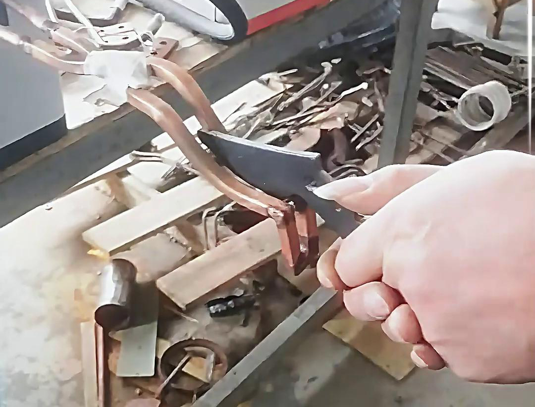 管鉗五金工具淬火熱處理選擇高頻淬火機(圖1) 管鉗五金工具淬火熱處理選擇高頻淬火機(圖1)