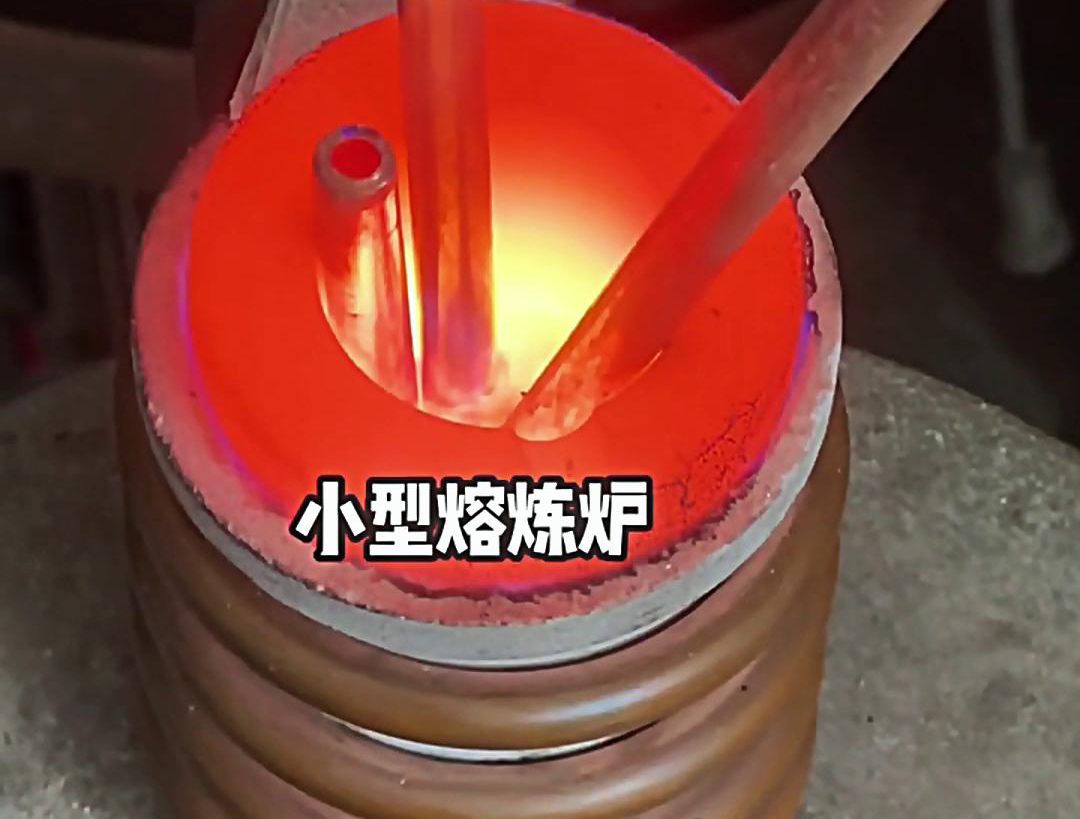海拓小型高頻熔煉爐的用途遠不止于熔煉銀粉，還用來熔金、銅、鉛等多種金屬