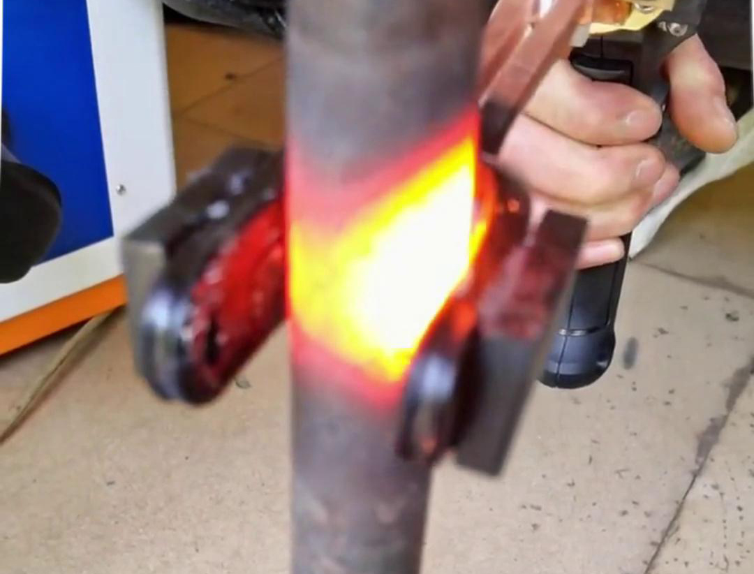 手持式高頻加熱機(jī)U型開口線圈對直徑22mm，厚度為3mm鋼管加熱測試