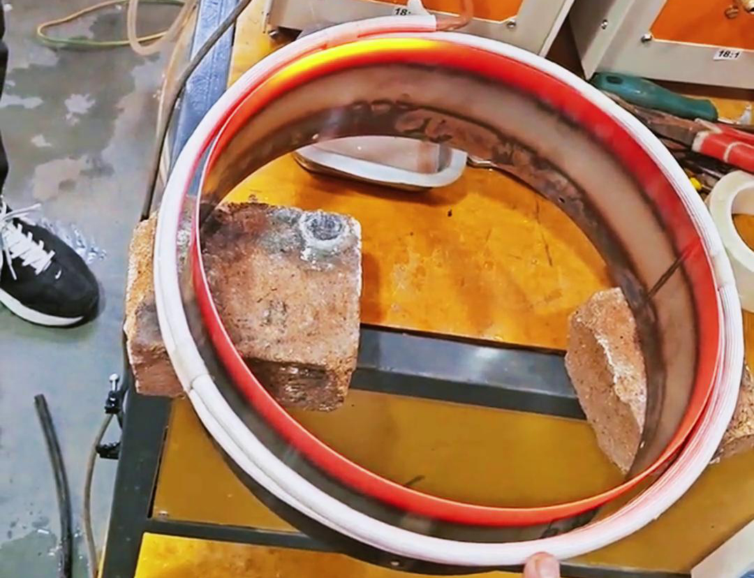 高頻加熱機(jī)對不銹鋼鋼管進(jìn)行加熱退火，為熱壓翻邊做準(zhǔn)備
