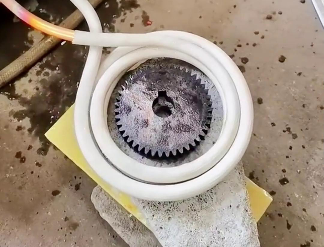 高頻淬火設(shè)備能夠使齒輪的齒根和齒面溫度升高，而心部保持原狀