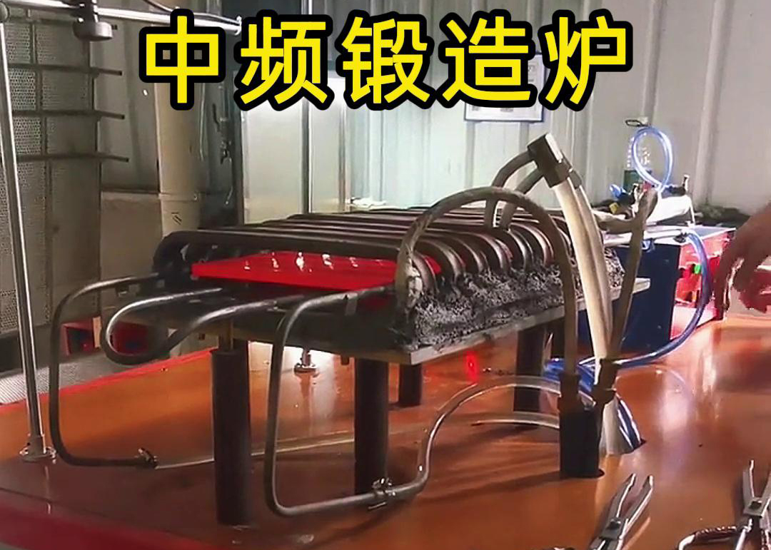 中頻銅板鍛造加熱爐，采用感應(yīng)加熱技術(shù)，配合送料機(jī)自動(dòng)上下料