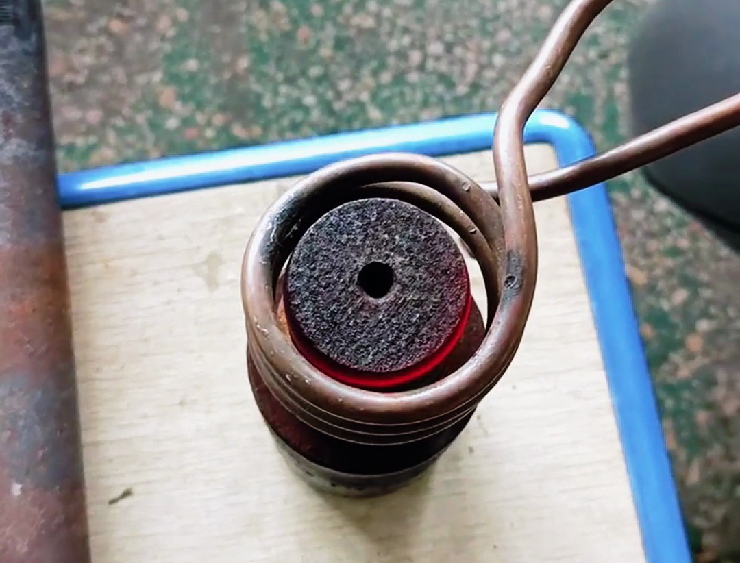 實心棒料加熱實驗，采用了25KW的軟鏈接高頻感應(yīng)加熱設(shè)備進行加熱