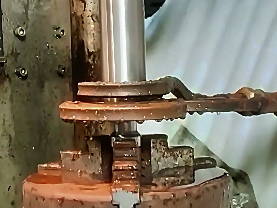高頻淬火機(jī)床操作簡化:行業(yè)門檻降低背后的效率邏輯(圖1) 高頻淬火機(jī)床操作簡化:行業(yè)門檻降低背后的效率邏輯(圖1)