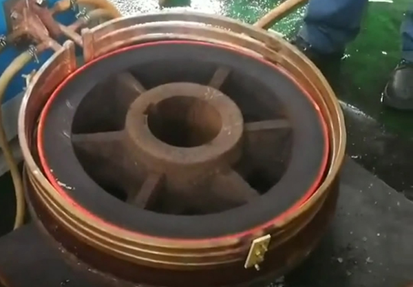 淬火機淬火時無需人工操作，淬火一鍵完成，節(jié)約人力成本。